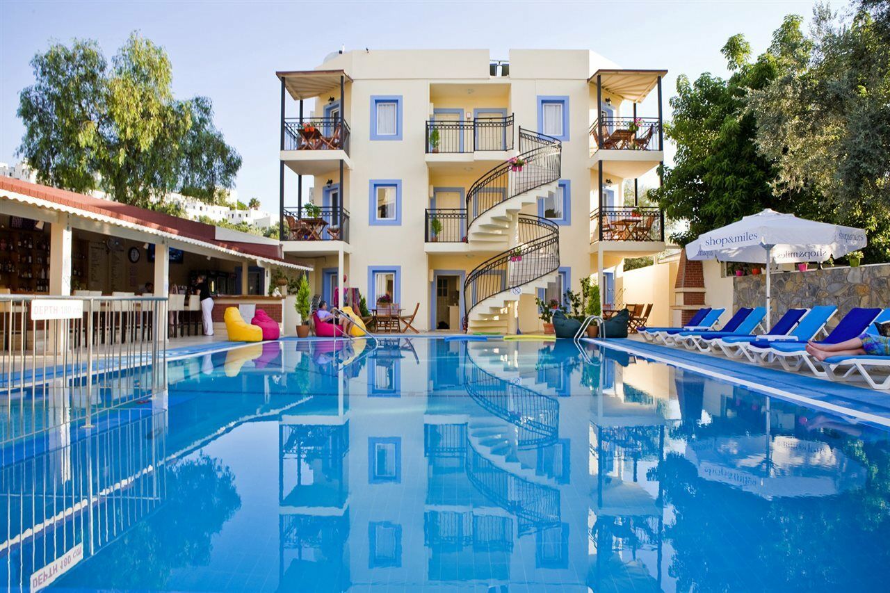 Merve Apartments, Your Home From Home In Central Bodrum, Street Cats Frequent The Property, Not All Apartments Have Balconies , Ground Floor Have Terrace With Table And Chairs Exteriör bild